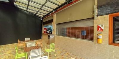 Local comercial en arriendo ubicado en el barrio El Porvenir de Rionegro. Este local tiene destinación para negocios de comidas rápidas y restaurantes cuenta con red de gas natural, agua y energía independientes. Se encuentra en la zona de comida de un Mall Comercial con gimnasio animal, centro recreativo Yamba, tiendas La Vaquita, entre otros comercios más. Imagina la marca de tu restaurante en este espacio y escríbenos ahora.