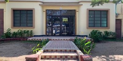 Casa para uso comercial ubicada en excelente sector de la ciudad, cerca de centros comerciales, estación de Transmetro, restaurantes y parques. Cuenta con 5 habitaciones, 4 baños y 6 garajes. 