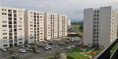 Hermoso apartamento en septimo piso, acceso por ascensor, cuenta con 2 habitaciones, baño principal con vestier y baño social, amplia sala de estar, Zona para cuarto o estudio cocina, zona de oficios, balcón con vista panoramica.

La zona comun cuenta con piscina grande y pequeña, parque, salón social, vigilancia 24/7, Parqueadero comunitario, parqueadero para visitantes.

 
