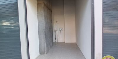 Código 7921. 1° Piso en edificación de 7° pisos. Acceso al inmueble: sendero peatonal, ascensor y escalas. Costos Mensuales: Canon de Arriendo con Fianza Incluida ($1.366.300) + Admón. C.C ($377.500) + IVA ($259.600). Disponible para venta código 3786.