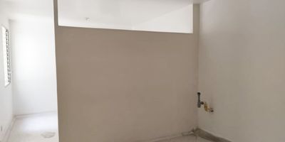 Oficina o consultorio en arriendo cerca a parques principales, supermercados, vias principales, restaurantes, rutas de transporte publico y servicios complementarios. Piso en baldosa, 1 espacio, baño privado, cableado de red, techo cielo raso, area de recepcion. *Inmuebles sujetos a verificación de disponibilidad.*