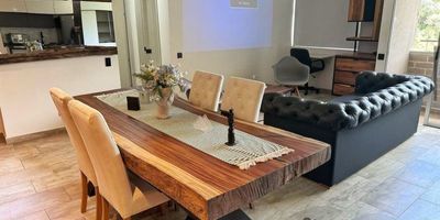 Apartamento completamente remodelado con acabados de lujo, 2 alcobas, 2 baños, cocina abierta con balcón, 1 parqueadero. El Conjunto&nbsp;cuenta con Salón social, Parque Infantil, Zona Verde, Gimnasio, Zonas Húmedas, Piscina&nbsp;y vigilancia privada las 24 horas. ; cerca a almacenes de cadena D1 ; cerca a colegio El salado,&nbsp;; cerca a universidad de Envigado; Vías de acceso por la&nbsp;Carrera 25 .

???Piso 14&nbsp;Paga de admon 371.856Predial 1.133.000 semestral