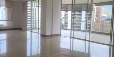 Apto con Vista a los Cerros de Cali, tiene 3 habitaciones, cada uno con baño y con aire acondicionado. tiene un estudio amplio con buena luz del día. Sector Tranquilo y muy bien ubicado.