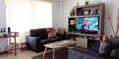 Casa en arriendo y venta en unidad cerrada cerca a centros comerciales, zona residencial, facil acceso a rutas de transporte publico y servicios complementarios. Piso en granito, dos niveles, sala comedor, estudio, biblioteca, 3 alcobas con baño en la principal, cocina integral cerrada, alcoba y baño de servicio, balcon, terraza y parqueaderos paralelos cubiertos Conjunto cerrado con salon social, parques infantiles, placa polideportiva, zonas verdes, vigilancia 24 hrs, citofonia, circuito cerrado de tv y alarma. *Inmuebles sujetos a verificación de disponibilidad.*