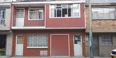 ¡Excelente oportunidad de inversión! Casa rentable ubicada sobre vía vehicular, en una zona comercial y residencial cercana a la Avenida Rojas. Su estratégica ubicación permite fácil acceso a importantes avenidas y servicios.La propiedad cuenta con tres niveles- Primer piso Dos apartamentos, cada uno con tres habitaciones, sala-comedor, cocina tradicional, baño social y patio.- Segundo piso Dos apartamentos con distribución similar, incluyendo tres habitaciones, sala-comedor, baño social, cocina tradicional y zona de ropas.- Última planta Tres habitaciones, sala-comedor, cocina tradicional, baño social y una terraza cubierta.