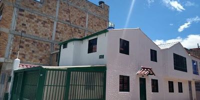 98- Kennedy Bertha Hernandez, cerca a Nueva Roma y Catalina.área 5.50 x 16.50 metrosCasa esquinera excelente estadoPrimer Piso Garaje para dos vehículos, una habitación amplia, sala, comedor,cocina integral, baño y zona de lavandería.Segundo Piso 3 habitaciones, 2 baños.