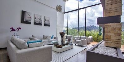 Ubicada en uno de los mejores conjuntos residenciales de la calera, maravillosa vista a las montañas, rodeada de jardines y magnifica valorización, excelentes acabados, generosos e iluminados, magnifica distribución. De facial acceso y facilidad de transporte.