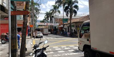 En Arriendo local en Envigado centro, con excelente ubicación en zona comercial.

Tiene un área aproximada de 50 mts.

Cuenta con baño y espacio para cocineta.

Local ubicado en zona estrategica y muy comercial, cerca a plaza de mercado de Envigado y comercio en general, sobre vía principal.

Canon $4.500.000 incluido IVA

Si deseas más información puedes comunicarte con Ana Milena Estrada

317 643 48 56
