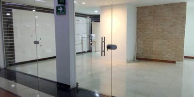 Oficina en el sector de milla de oro, cuenta con facilidad de acceso a rutas de servicio público, además está cerca del complejo empresaria milla de Oro, Centro comercial Oviedo, centro comercial san Fernando plaza y Centro Comercial Santa Fe.