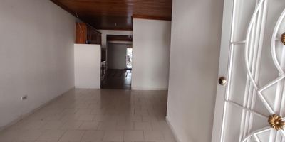 Si buscas un inmueble bien ubicado, amplio y con mucho potencial de inversión, te lo presentamos a continuación.

Esta amplia casa, más su lote contiguo, representan para cualquier inversionista una oportunidad de oro. Ubicada en el barrio Urbina, actualmente arrendada y con doble ingreso por calles diferentes, está esta propiedad.