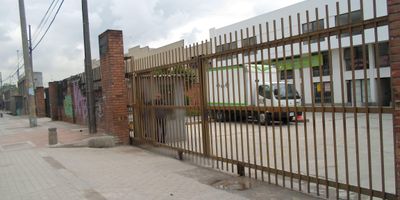 excelente ubicación, local sobre la autopista sur, oportunidad muy buen precio, tiene 11 oficinas, baños. zona de alta valorización, y desarrollo urbanístico.