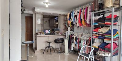 ? Apartamento en venta en el Centro - Pereira ?  

✔️ 60 m² | 2 habitaciones | 2 baños  
✔️ Sala - comedor | Cocina integral equipada ? | Zona de ropas  
✔️ Habitación principal con baño privado ?  
✔️ Segundo piso con ascensor ?  
✔️ Ubicación estratégica sobre la calle 21 con 9, cerca de Plaza de Bolívar ?  

? 250 millones COP  
? Centro, Pereira  

? ¡Vive en el corazón de la ciudad con todas las comodidades!  

#ApartamentoEnVenta #Pereira #Centro #VivirEnPereira #ApartamentoFamiliar #InversiónInmobiliaria #StanzaInmobiliaria #TuNuevoHogar
 
