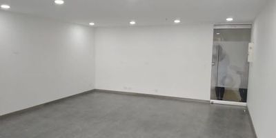 Consultorio con muy buena iluminación y vista al occidente de la ciudad, está ubicada en edificio que cuenta con vigilancia 24 horas al día, baños comunales y ascensores. Está muy bien ubicado, cerca a vías principales y acceso a transporte público.