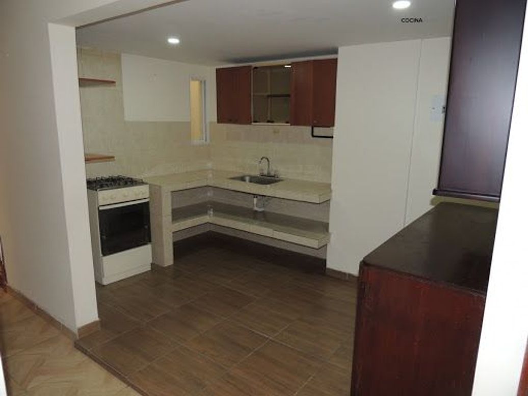 Casa de 11 alcobas en venta en Las Américas, Bogotá, 357 m² · foto 9 de 20