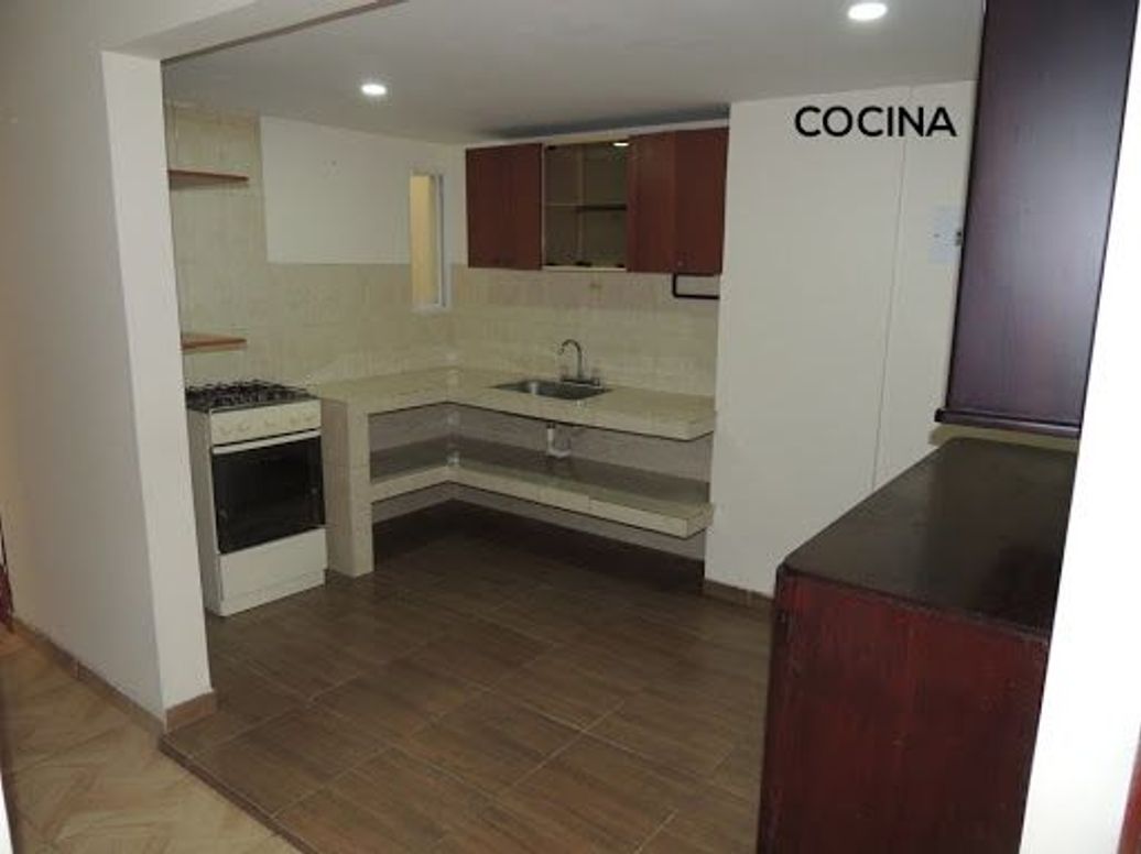 Casa de 11 alcobas en venta en Las Américas, Bogotá, 357 m² · foto 8 de 20