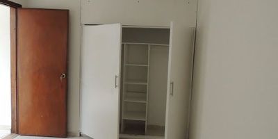 Casa ubicada a media en el barrio las américas, 11 habitaciones. Estratégicamente ubicado cerca a clínicas, centros médicos, colegios, avenida sesenta y ocho, avenida Boyacá y avenida américas.