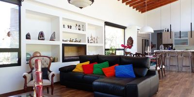 Casa en venta en unidad cerrada sector tranquilo, poco flujo vehicular, sector residencial cerca a colegios, restaurantes, miradores, y demas servicios complementarios. Cuenta con piso en madera laminada, chimenea, sala comedor, estudio, biblioteca, 3 alcobas con baño en la principal, cocina integral abierta tipo americano, terraza, jardin y parqueaderos cubiertos. Conjunto cerrado con zonas verdes, vigilancia 24 hrs, citofono, y circuito cerrado de tv. *Inmuebles sujetos a verificación de disponibilidad.*