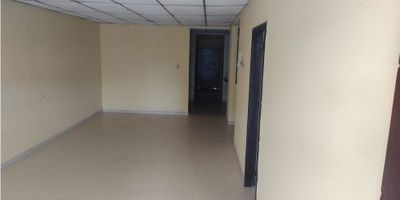 Casa en venta con facil acceso al transporte publico y cercano a almacenes de cadena.
