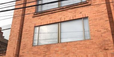 Acogedora oficina muy bien distribuida con dos ambientes, una cocineta, un baño, parqueadero interior. Cortinas y piso de madera laminado en excelente estado. Excelente iluminación y alejada del ruido de la calle. Edificio en excelente estado con seguridad 24 horas. Cerca al Parque de la 93 y centros comerciales. Excelente oportunidad para el área de salud, consultorios