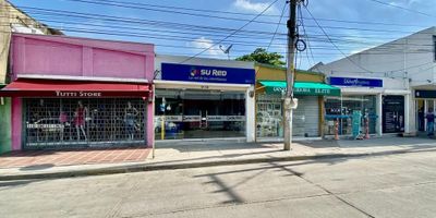 Local en venta en Maicao, La Guajira. Ubicado en el Centro, este inmueble comercial está en una zona comercial estratégica. Dispone de 1192 m² de área construida, 8 baños y 7 parqueaderos. Representa una excelente oportunidad de inversión, dado que los locales están actualmente arrendados. Estrato 2. El precio es de $2,581,600,000. Si busca un local comercial con renta asegurada, esta opción es ideal. Para más información, utilice las opciones de whatsapp, quiero que me contacten o ver teléfonos.