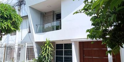 Vendo hermoso apartamento en sector de la Ciudadela Veinte de Julio, cerca del Estadio Metropolitano, la Circunvalar y la Murillo. El apartamento es amplio con buena iluminación. Cuenta con dos habitaciones, un baño, sala con balcón y patio. 

¡No esperes más y llámame para ayudarte! Las visitas deben ser programadas con cita previa para una mejor atención.
