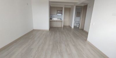 Codigo 21228. Apartamento en arriendo ubicado en Marinilla sector El CordobésCerca a: Bancolombia, Parque Del Rio y Espacios Deportivos de Marinilla.Descripción general: 3 habitaciones, 3 closet, 2 baños, Salon - comedor, cocina abierta integral, Zona de ropas, Balcón, Parqueadero sencillo, Red de gas y Servicios públicos. La unidad cuenta con Portería 24 Horas, Parque Infantil, Cancha, Gimnasio, Salón social, Piscina para adultos, Piscina para niños, Zonas verdes y Parqueadero de visitantes. 
