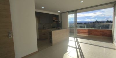 Codigo 21229. Apartamento en arriendo ubicado en Rionegro sector Somer Cerca a: Somer, City Medica, La Normal Superior De Maria, Colegio Jose Maria Cordoba, Colegio Industrial, Colegio De La Universidad Católica De Oriente, Jumbo, Tiendas Ara y Estadio de Rionegro. Descripción general: 3 habitaciones, 1 vestier, 2 closet, 2 baños, Salon - comedor, cocina abierta integral, Biblioteca o estudio, Zona de ropas, Balcón, Parqueadero sencillo, Cuarto útil, Red de gas y Servicios públicos. La unidad cuenta con Portería 24 Horas, Parque Infantil, Gimnasio, Salón social, Zona de BBQ, Piscina para adultos, Turco, Zonas verdes y Parqueadero de visitantes.