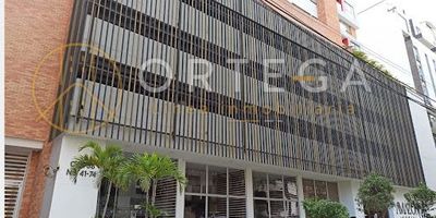 Hermoso Apartamento, área 100 m2, cuenta con 3 habitaciones con closet, aire acondicionado en habitación principal, 2 baños, sala comedor, cocina integral, zona de ropas, hall de tv, piso en porcelanato y madera, balcón con vista panorámica, salón social, gimnasio, parque infantil, sauna y turco, piscina, sky bar, cinema,  parqueadero cubierto, locker, vigilancia las 24 horas del día,