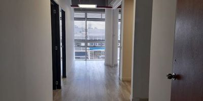Oficina en venta en Bogotá, Cundinamarca, en el barrio ALDEA. Este inmueble de 76 m² cuenta con 2 baños y buenos acabados. Disfrute de una ubicación estratégica con vigilancia, cercana a vías de acceso importantes y a una variada zona de comercio. Ideal para su negocio en la ciudad. Precio de venta: $630,000,000. Para más información o para programar su visita, contacte vía whatsapp, ver telefonos o quiero que me contacten.