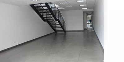 GRAN OPORTUNIDAD DE INVERSION. Oficina con áreas libres, un garaje, pisos en cerámica. Tres ascensores, ingreso con tarjeta, parqueadero de visitantes, salón de conferencias, salón de juntas, terraza con cafetería, c.c.t.v., vigilancia veinticuatro horas, edificio inteligente.