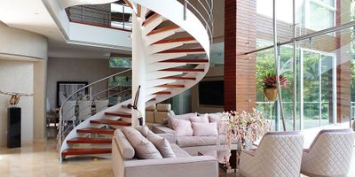 Casa amoblado en venta y arriendo  en unidad cerrada sector tranquilo, poco flujo vehicular, sector residencial cerca a colegios, restaurantes, miradores, y demas servicios complementarios. Piso en marmol y madera, dos niveles, chimenea, sala y comedor independiente, estar de tv, 5 alcobas con baño en la principal, jacuzzi, cocina integral abierta tipo americano, alcoba y baño de servicio, balcon, terraza, jardin y parqueaderos en area descubierta. Conjunto cerrado con citofonia. *Inmuebles sujetos a verificación de disponibilidad.*