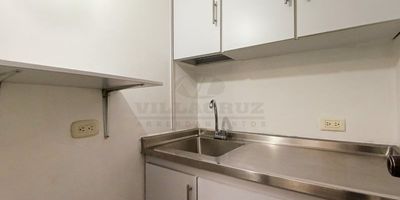 Agradable y cómodo local en el sector de laureles, posee un área de  90 mts aprox, cuenta sala, mezanine, 1 closets, 1 baño, 1 lavamanos , piso en baldosa 
Estrato comercial