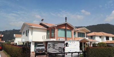 Hermosa casa campestre de cuatro alcobas con posibilidades a una quinta.  Dos niveles, muebles en madera, cocina integral con isla. Espacio para mas de cinco vehículos. cuatro balcones. Patio y zona de bbq, jardín en el primer piso.