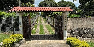 CASA CAMPESTRE VILLA MIMI, Área 3.240 M2, construida 2.540 M2, Casa campestre ubicada en el kilometro 1 via Rivera-Huila, cuenta con  piscina, zona Bbq, horno artesanal, salón para eventos, cabaña de huéspedes con tres habitaciones, huerta orgánica, gallinero, jardines, cancha de microfútbol en césped, arboles frutales,  zonas verdes, cuenta con una casa que consta de sala, comedor, cocina integral, cuatro habitaciones con closet, dos baños, una habitación exterior con baño privado y closet, ducha exterior, bodega,  batería de baños para hombres y mujeres, servicios públicos.