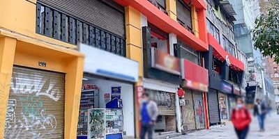 Edificio en venta en LA ESTANZUELA, Bogotá, Cundinamarca. Esta propiedad de 780 m² de área y 6 baños se ubica estratégicamente en un sector con alta afluencia de tráfico. Ideal para inversión comercial, el inmueble se encuentra en estrato 3. Precio de venta: $4,000,000,000. Si desea conocer más, utilice las opciones de whatsapp, quiero que me contacten o ver teléfonos.