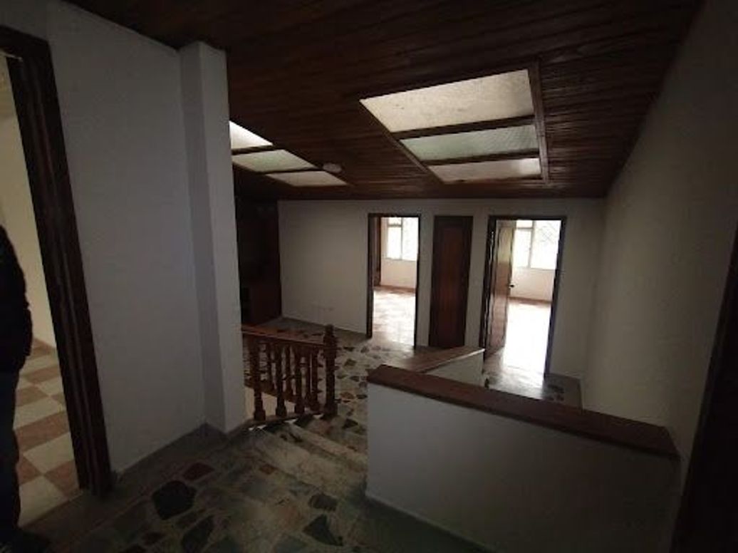 Casa de 10 alcobas en venta en Modelia, Bogotá, 314 m² · foto 2 de 20