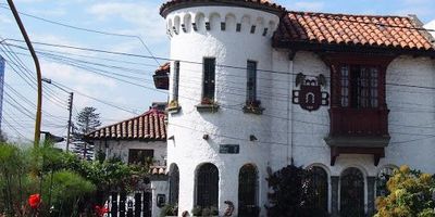 Inmueble de interés cultural al cual se le hicieron reparaciones, adecuaciones y restauraciones. Se modernizó el sistema hidráulico agregándole bombas de aumento de presión de agua, sistema de riego contra incendios y filtros para purificar el agua, entre otros. Se instalaron vidrios termo acústicos en toda la casa para aislamiento del ruido externo. Incluye un sistema completo de alarma de seguridad con discador y una batería de dieciocho cámaras