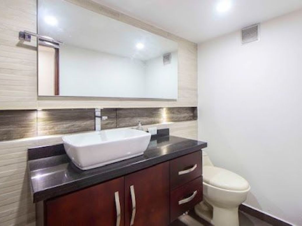 Apartamento de 3 alcobas en venta en Santa Barbara Central, Bogotá, 181 m² · foto 13 de 18