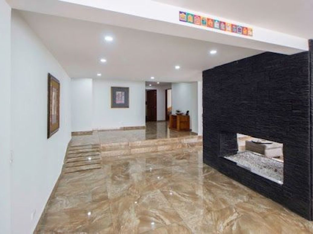 Apartamento de 3 alcobas en venta en Santa Barbara Central, Bogotá, 181 m² · foto 2 de 18