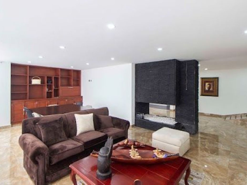 Apartamento de 3 alcobas en venta en Santa Barbara Central, Bogotá, 181 m² · foto 3 de 18