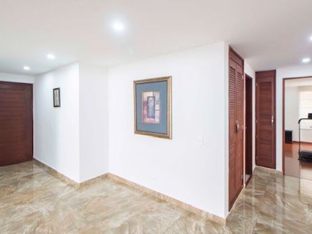 Apartamento de 3 alcobas en venta en Santa Barbara Central, Bogotá, 181 m² · foto 4 de 18