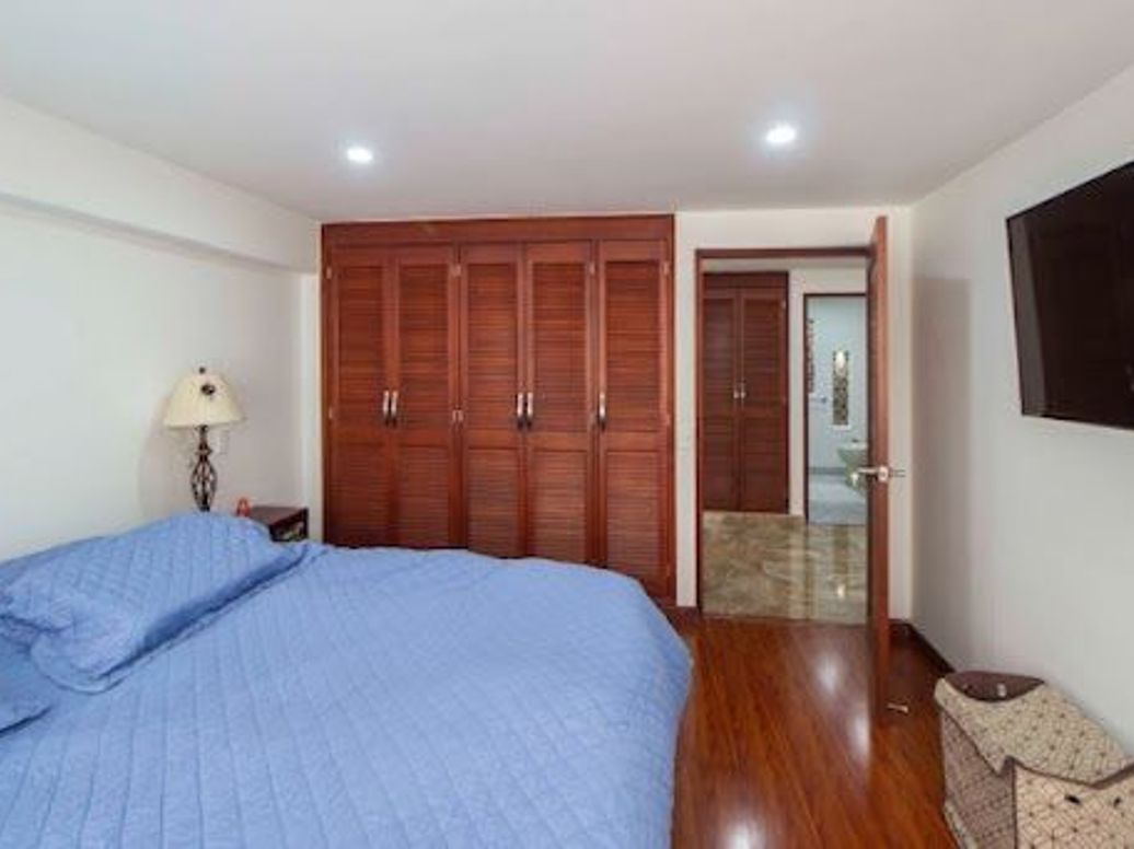 Apartamento de 3 alcobas en venta en Santa Barbara Central, Bogotá, 181 m² · foto 11 de 18