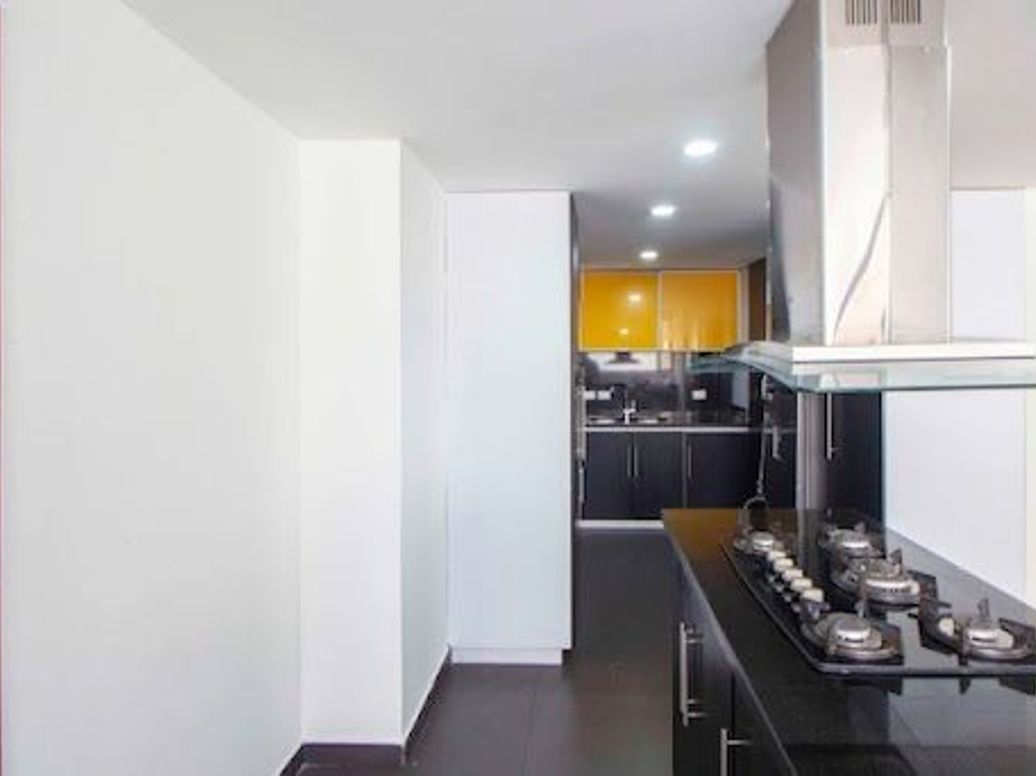 Apartamento de 3 alcobas en venta en Santa Barbara Central, Bogotá, 181 m² · foto 7 de 18
