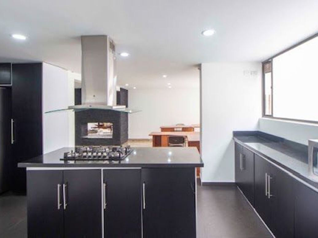 Apartamento de 3 alcobas en venta en Santa Barbara Central, Bogotá, 181 m² · foto 5 de 18