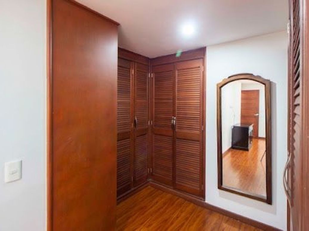 Apartamento de 3 alcobas en venta en Santa Barbara Central, Bogotá, 181 m² · foto 17 de 18