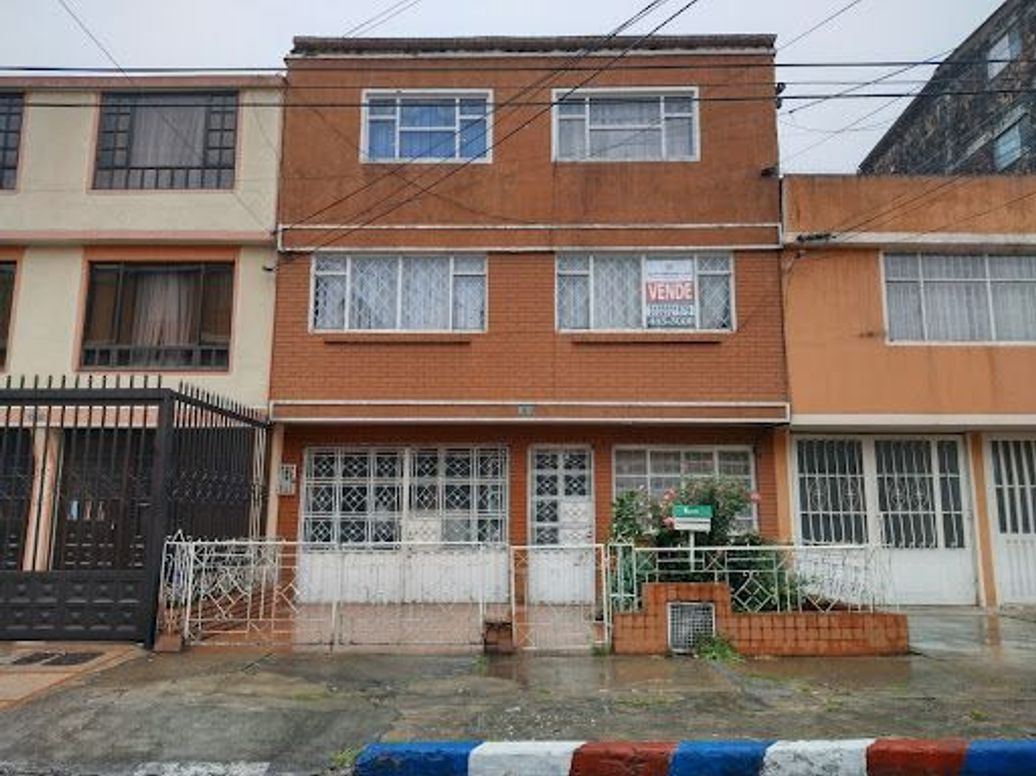 Casa de 7 alcobas en venta en Autopista Muzu, Bogotá, 260 m² · foto 11 de 12
