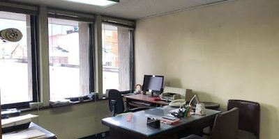 Excelente oficina localizada en uno de los más tradicionales y acreditados edificios del sector de chapinero, vista exterior con muy buena luz natural, baños comunales en los pasillos del edificio, ascensor, excelente arquitectura, no tiene garaje, es posible arrendar cupos de parqueo en el edificio por mensualidades, por su ubicación en el edificio no tiene afectación de ruido exterior