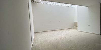 Local interior en primer piso, edificio con excelente ubicación sobre la carrera quince, zona tranquila,  sin garaje.