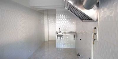 Codigo 21285. Local en arriendo ubicado en Medellin sector Sevilla Cerca a: Centro Comercial Aventura, Avenida Regional y Avenida Ferrocarril.Local con una altura de 2 metros. Cuenta con: Persiana enrollable, Baño privado, Altura de puerta: 2 metros, Tipo de energía: Monofasica y Pisos de ceramica.