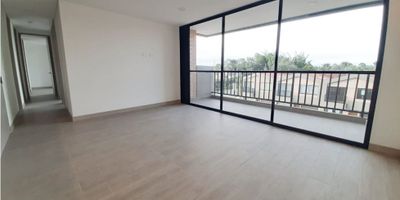 Apartamento para el arriendo en el sector de Gualanday

Cuenta con tres habitaciones, la principal con vestier y baños, las auxiliares con clóset, sala comedor, cocina integral, dos baños, balcón, parqueadero y cuarto útil.
